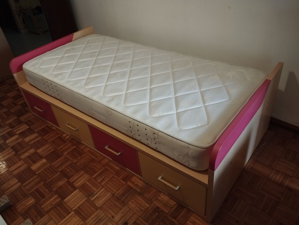 Cama 190x90 com colchão  e mesinha de cabeceira