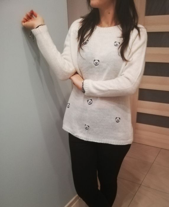 Sweter ecru w misie moschino