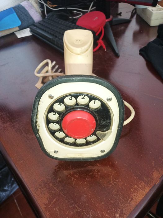 Telefone antigo com marcador na base
