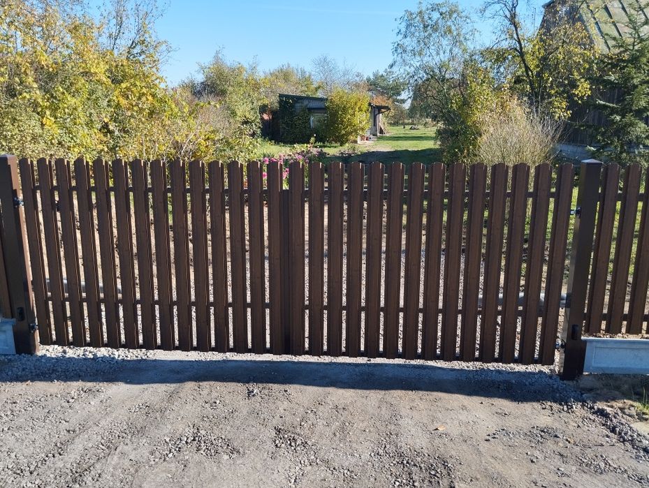 Ogrodzenie ze sztachet metalowych przęsła na podmurówce