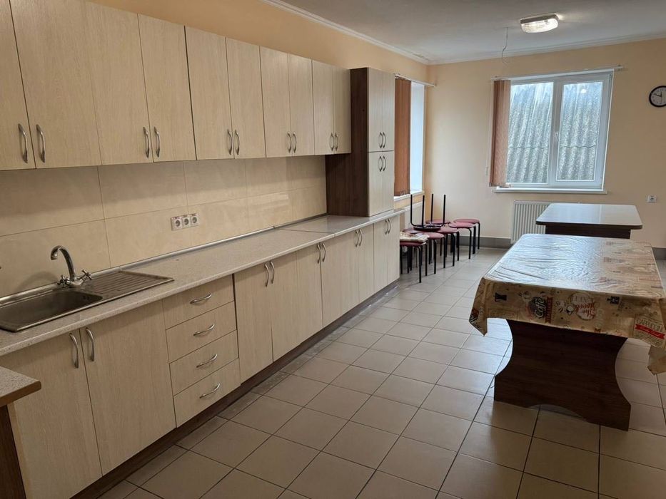 Кухня 5,5 м, кухонні столи та офісні меблі (стіл, диван, шафа)