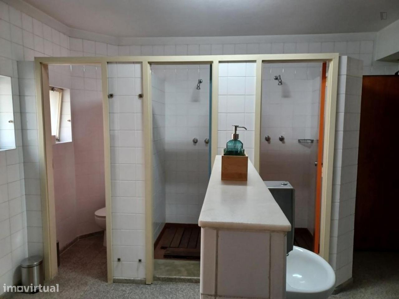 798572 - Quarto elegante numa antiga escola de...