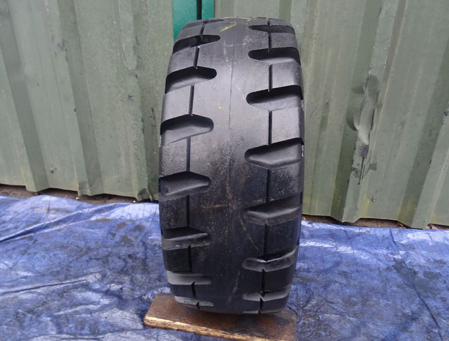 Opona Wózek 225/75 R - 10 23 X 9 Pełna Master
