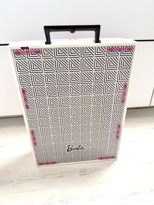 Меблі для Барбі. Оригінальний шкаф.