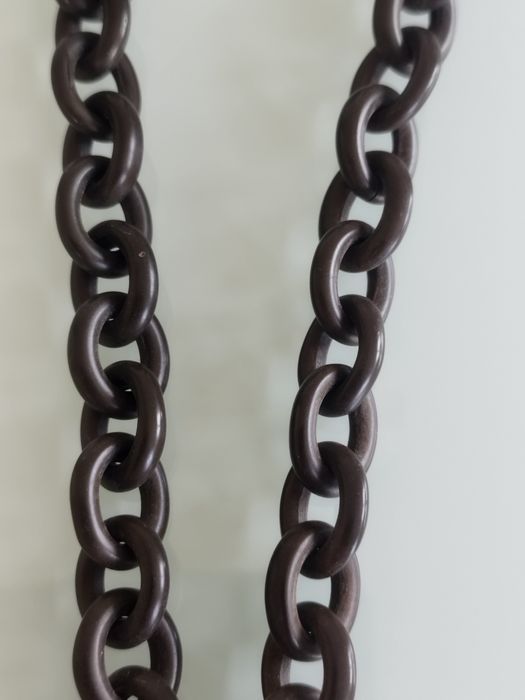 Lindo colar vitoriano com porta-retratos em guta-percha.