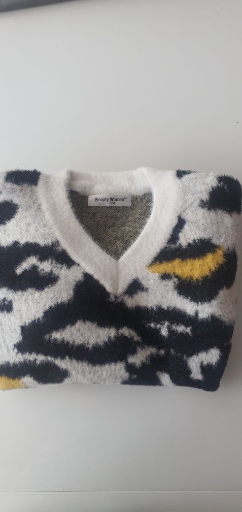 Sweterek alpaka w zwierzęcy print za grosze
