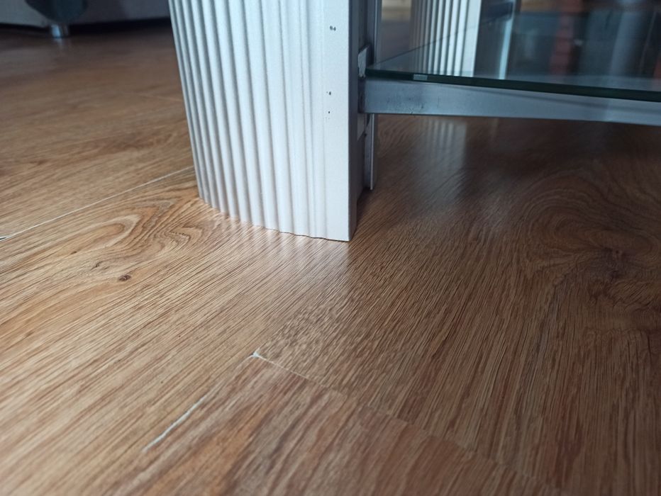 Wzmacniany szklany stół RTV