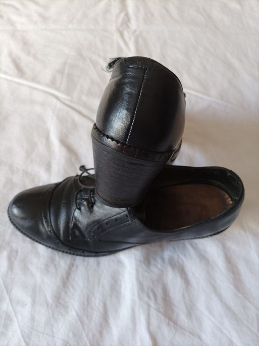 Sapatos antigos para venda.
