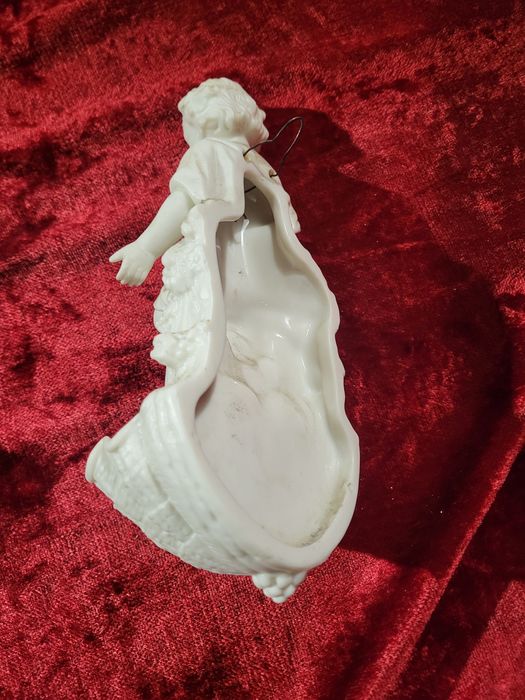 Zabytkowa kropielnica z biskwitu Pan Jezus ubytek