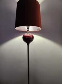 Lampa stojąca z welwetowym abażurem