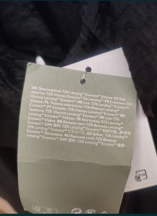 Czarna długa sukienka z głębokim dekoltem na plecach wiskoza