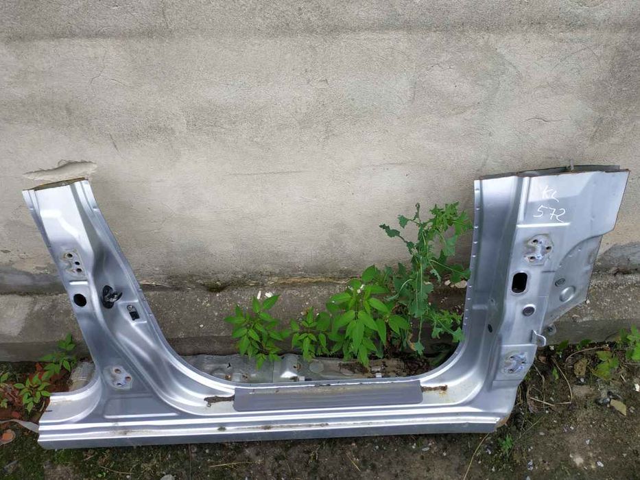 Hyundai/Kia Matrix 01-08 центральна стійка R з порогом і передньою сті