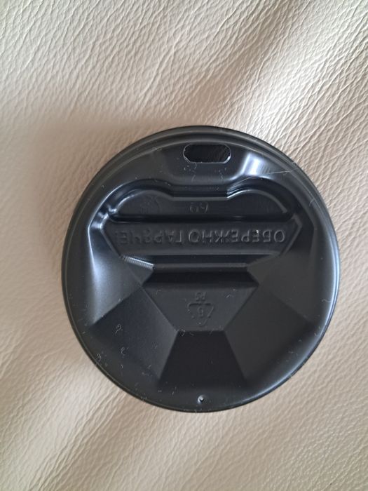 Кришечкою на паперовий стаканчик