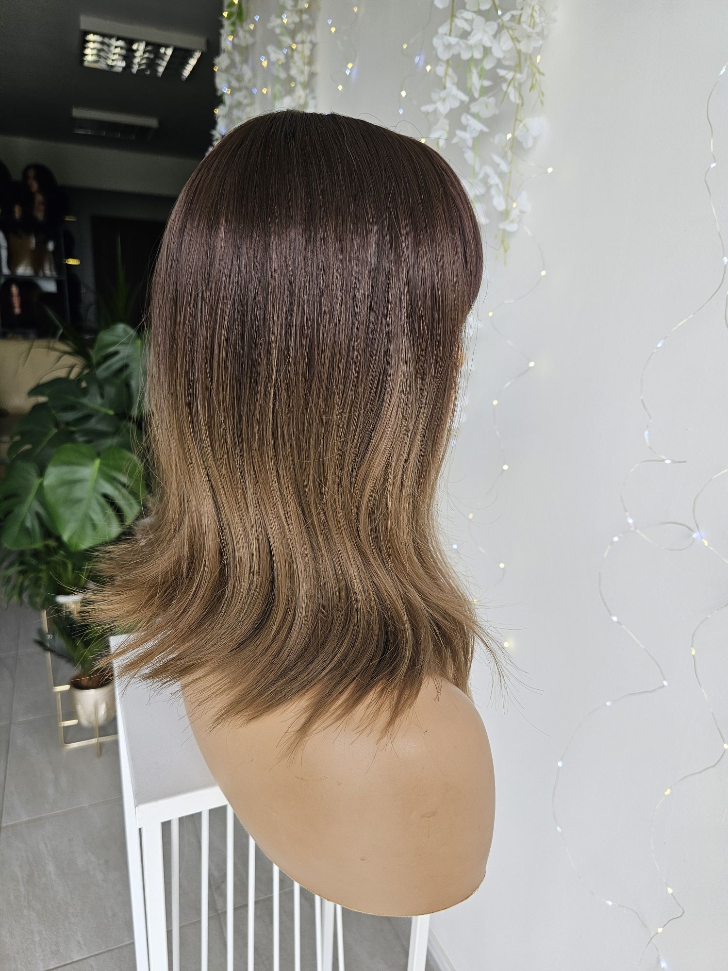 Peruka blond brąz sombre z grzywką 40 cm naturalna fryzura Zoe