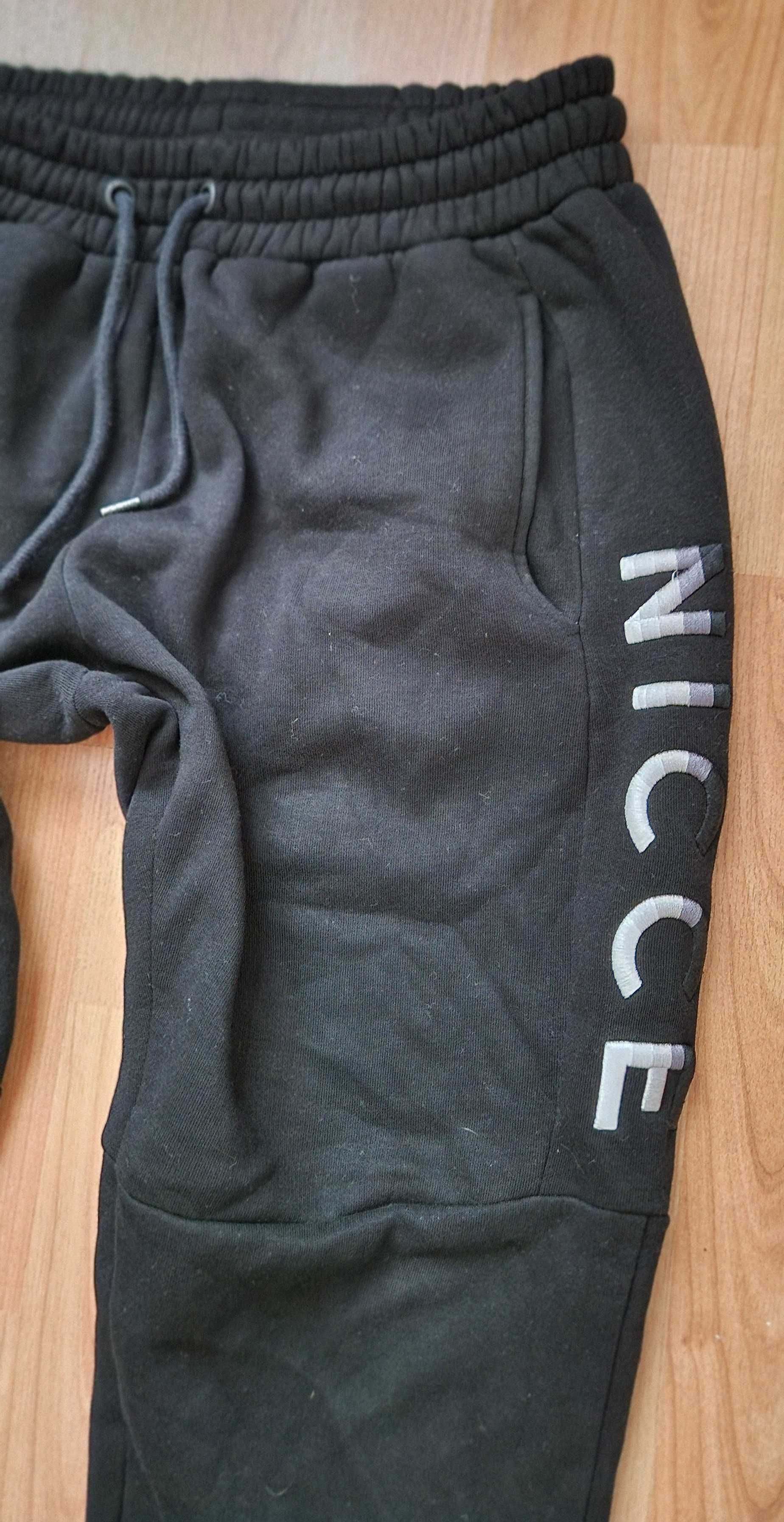Czarne Spodnie dresowe Nicce M