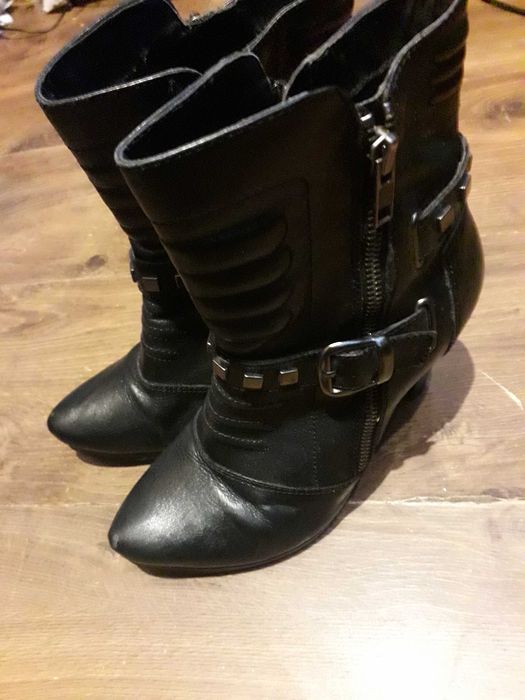 stylowe botki z zapięciami