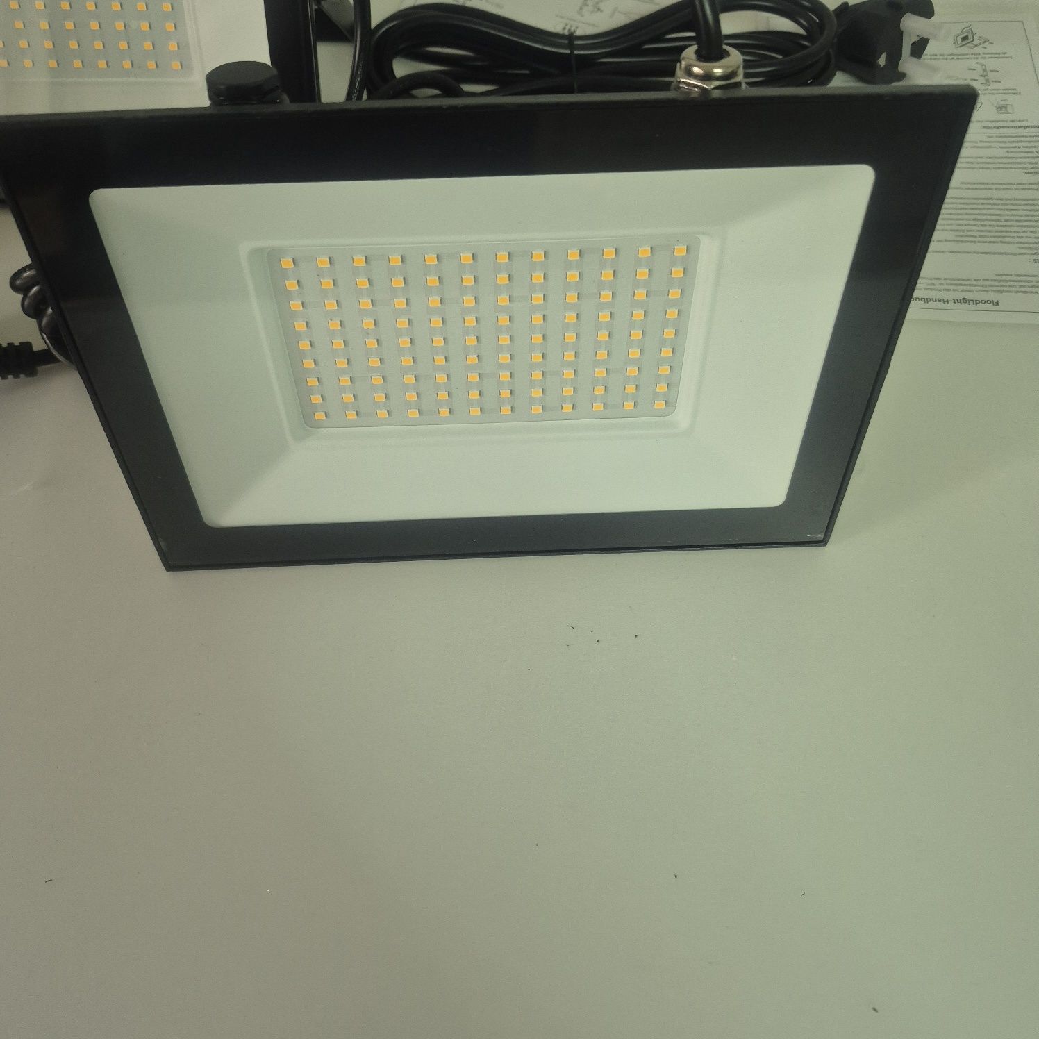 Led 100W Zewnetrzny IP 66 3000k z Przewodem i Wtyczka 
Ledy Nowe, mozl