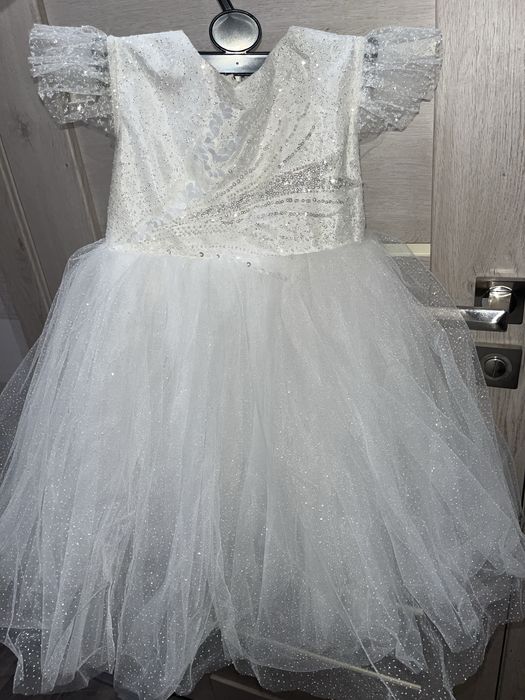 Сяюча біла сукня сніжинка