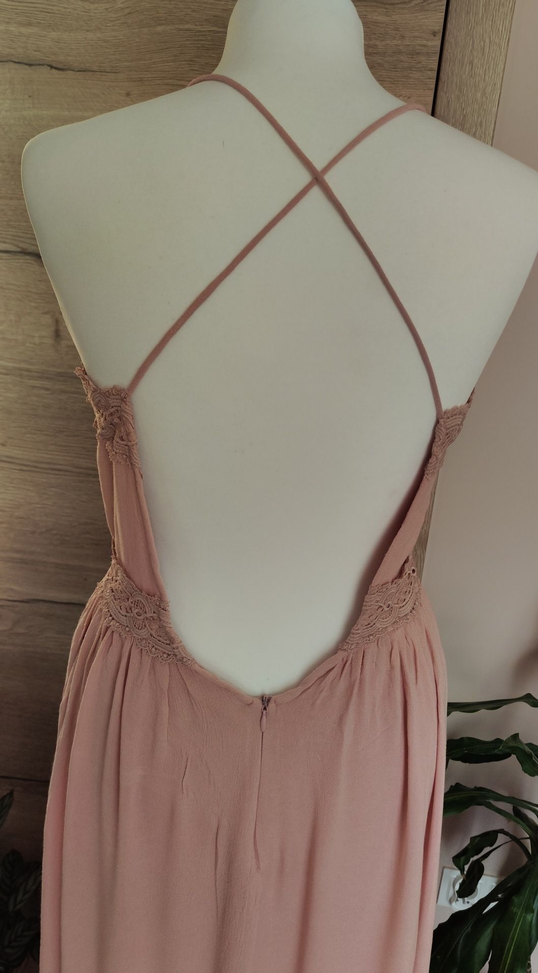 Długa sukienka maxi koronka boho pudrowy róż bez pleców Vila