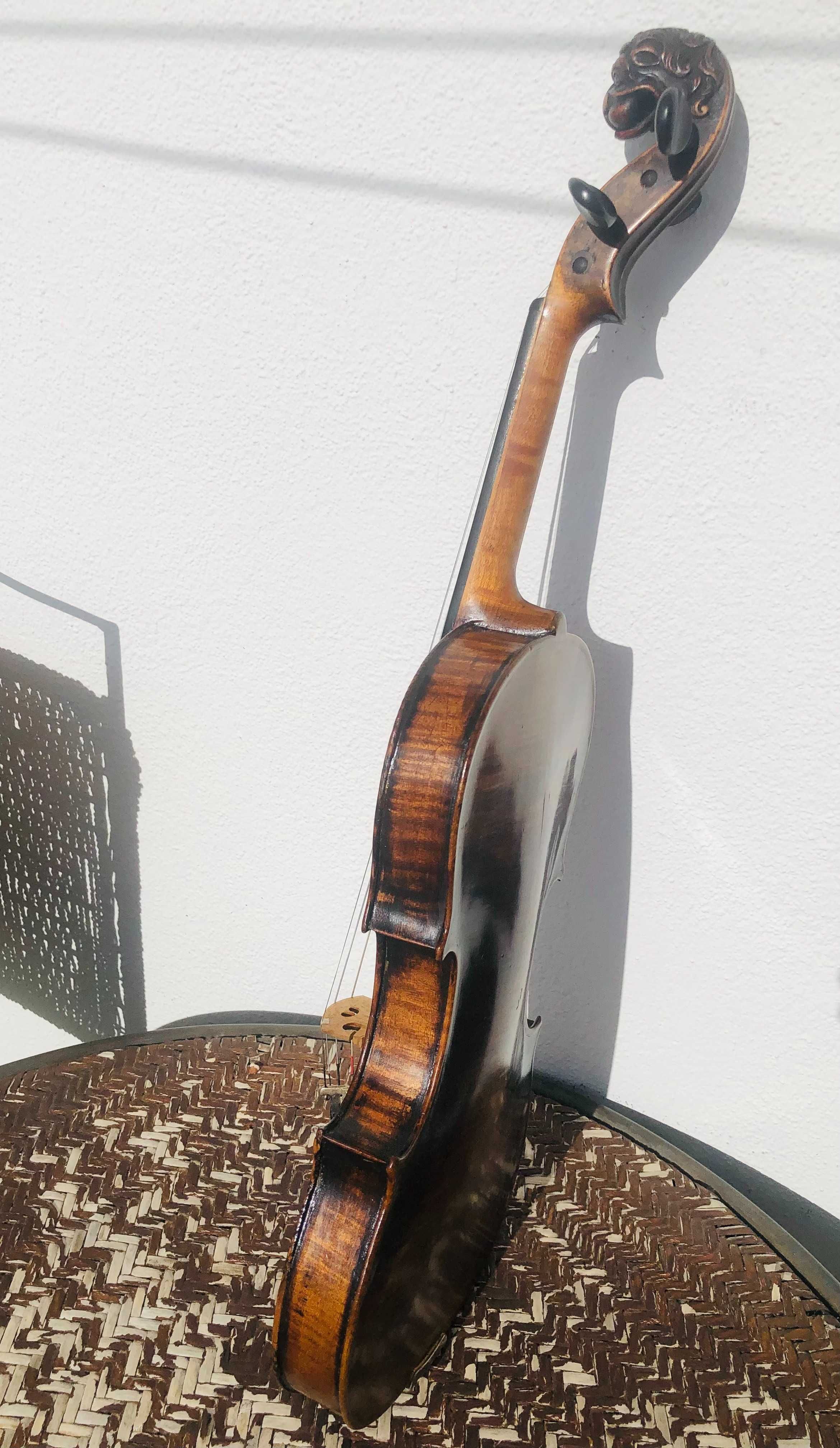 Violino muito antigo com voluta esculpida em cabeça de leão 4/4