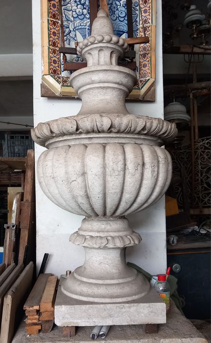 Pinha de pedra lioz trabalhada