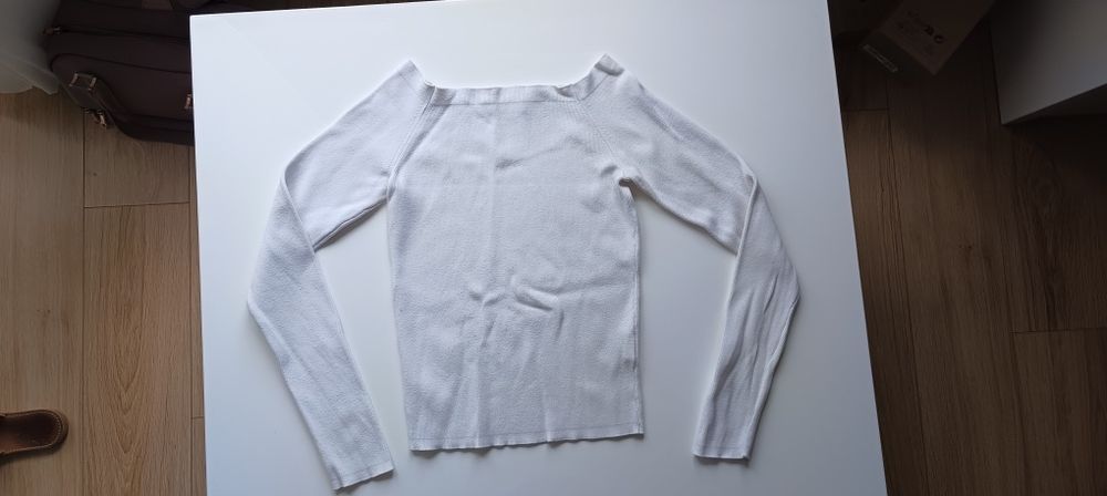 Ciepła biała bluzka na długi rękaw, w prążki