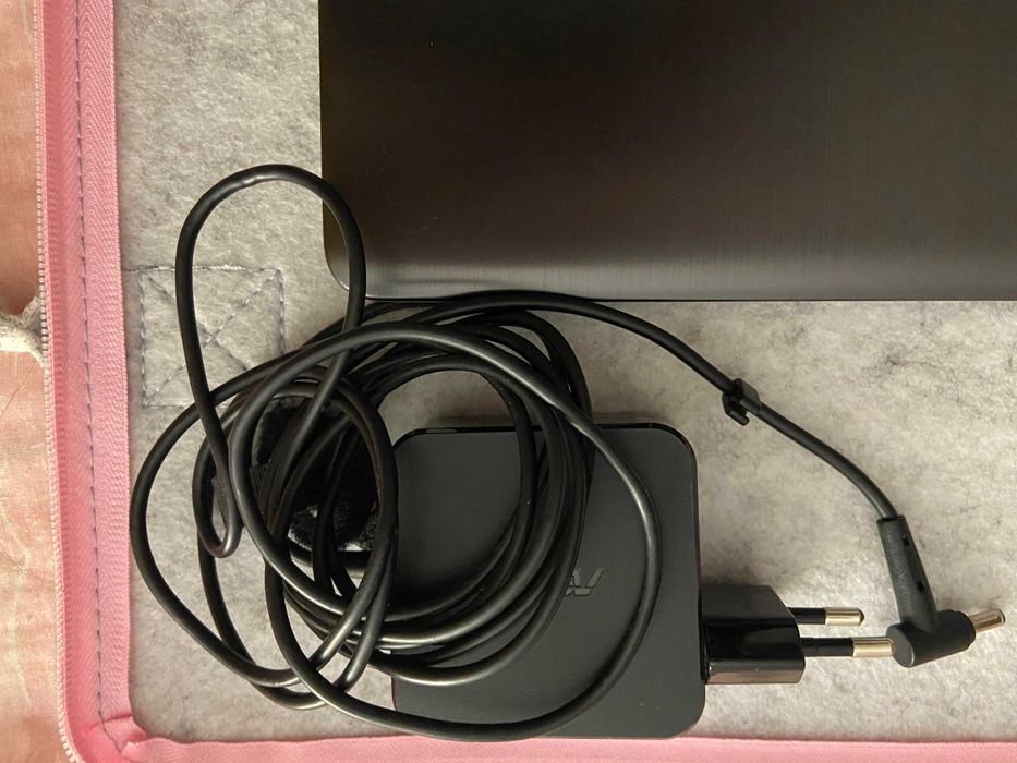 ASUS VivoBook S-15 Laptop, in perfect condition and formatted.64284591383554123