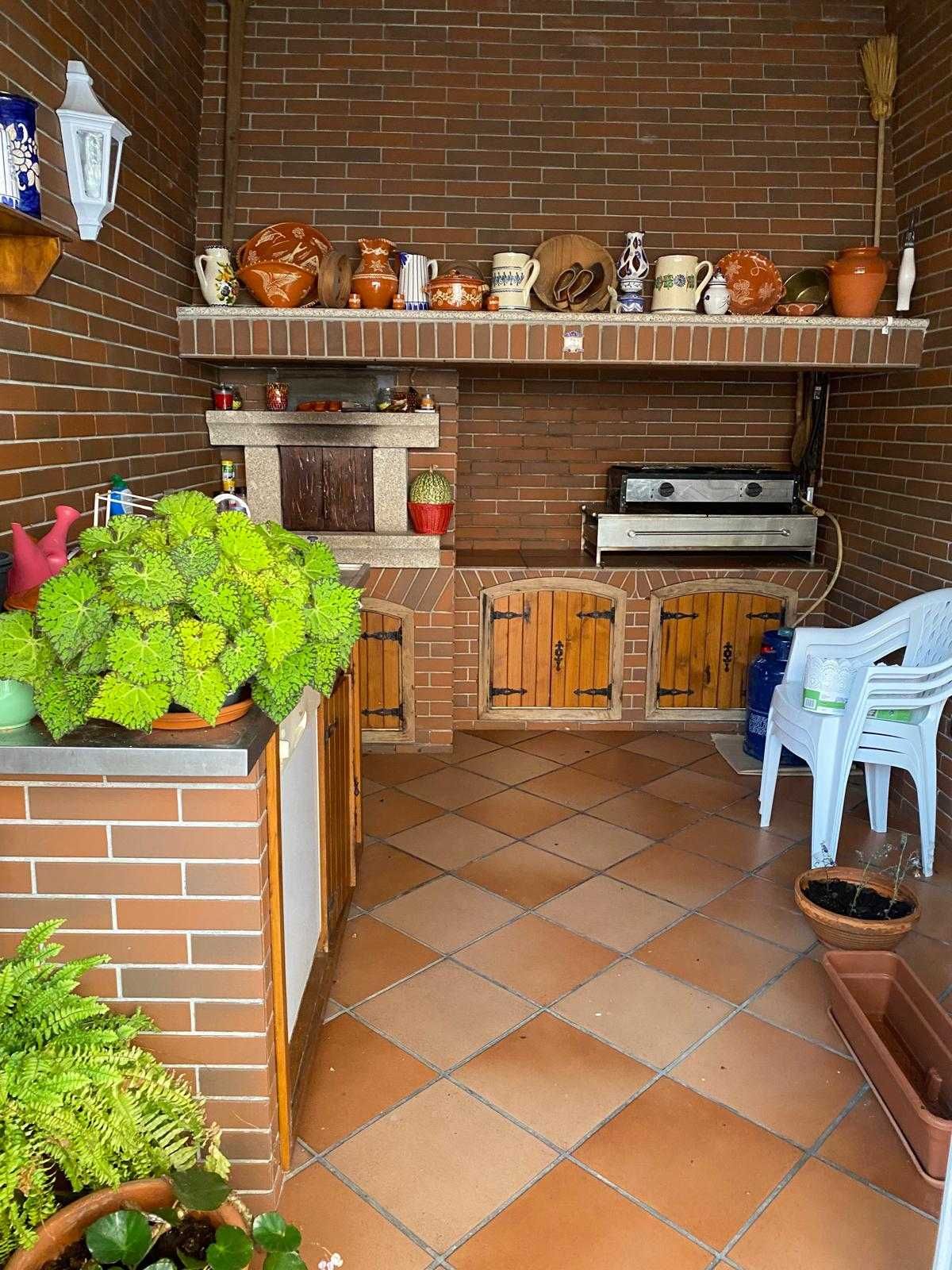 Moradia T4, 2 salas e 2 cozinhas