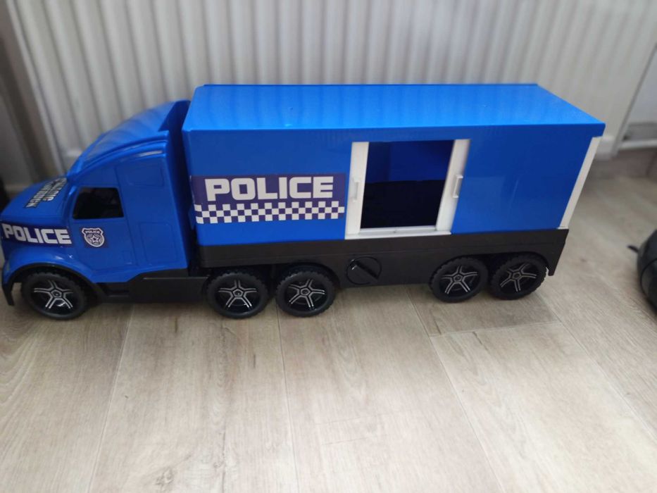 Auto policja z przyczepą