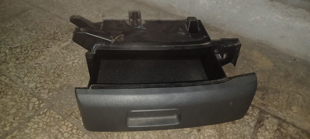 Schowek samochodowy pod fotel pasażera od vw golf 5 kombi 2007 r.