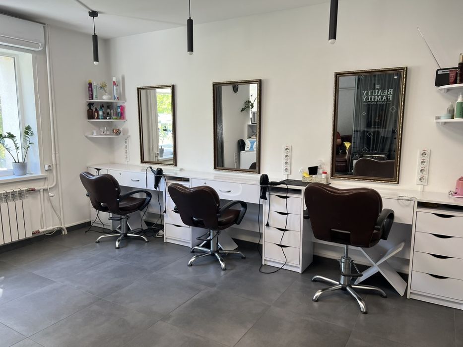 Здам в оренду робоче місце перукаря та майстра манікюру , педикюру