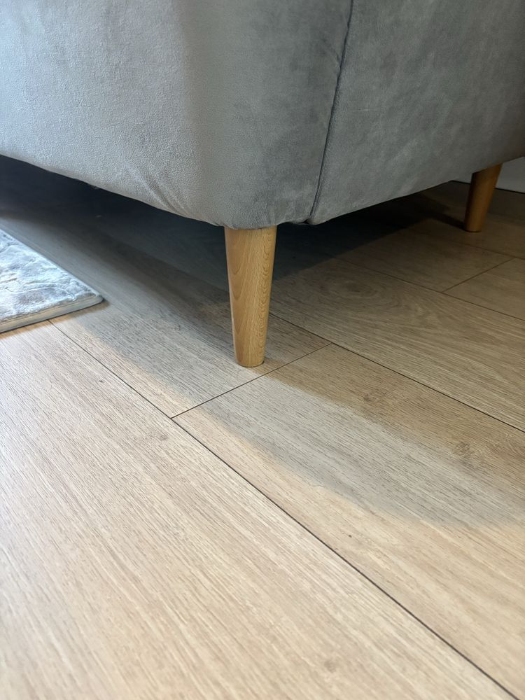 Sofa na nozkach nierozkladana