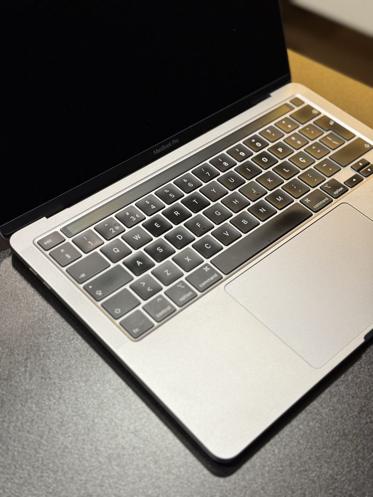 Macbook Pro 2020 13” 16GB RAM - 512GB cinzento sideral com caixa