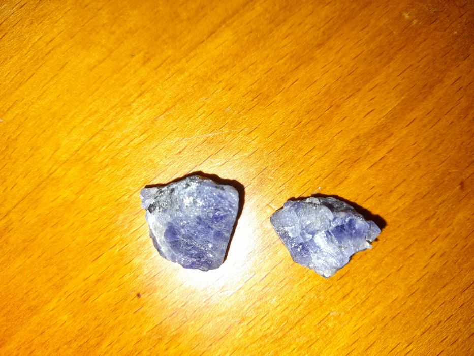 Tanzanite bruto azul