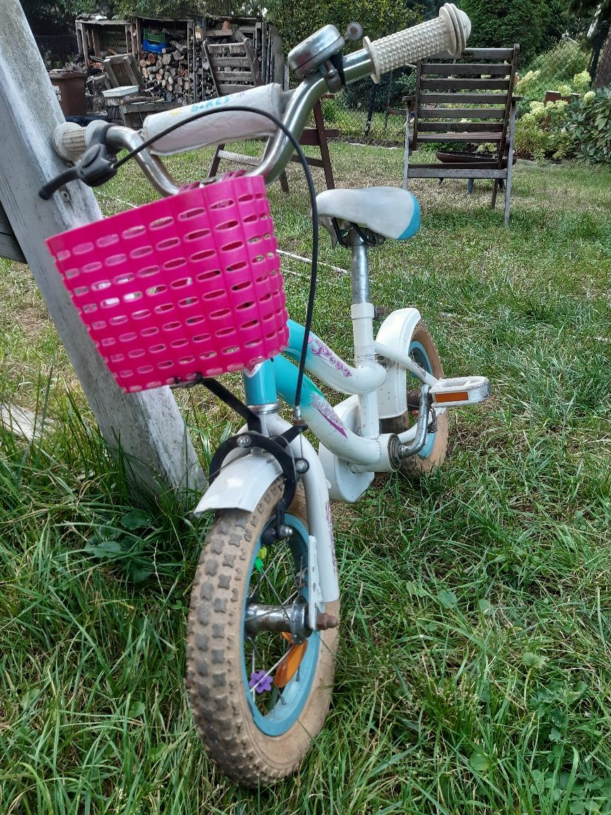 Rower dziecięcy 12" z koszykiem, kółkami bocznymi i uchwytem.