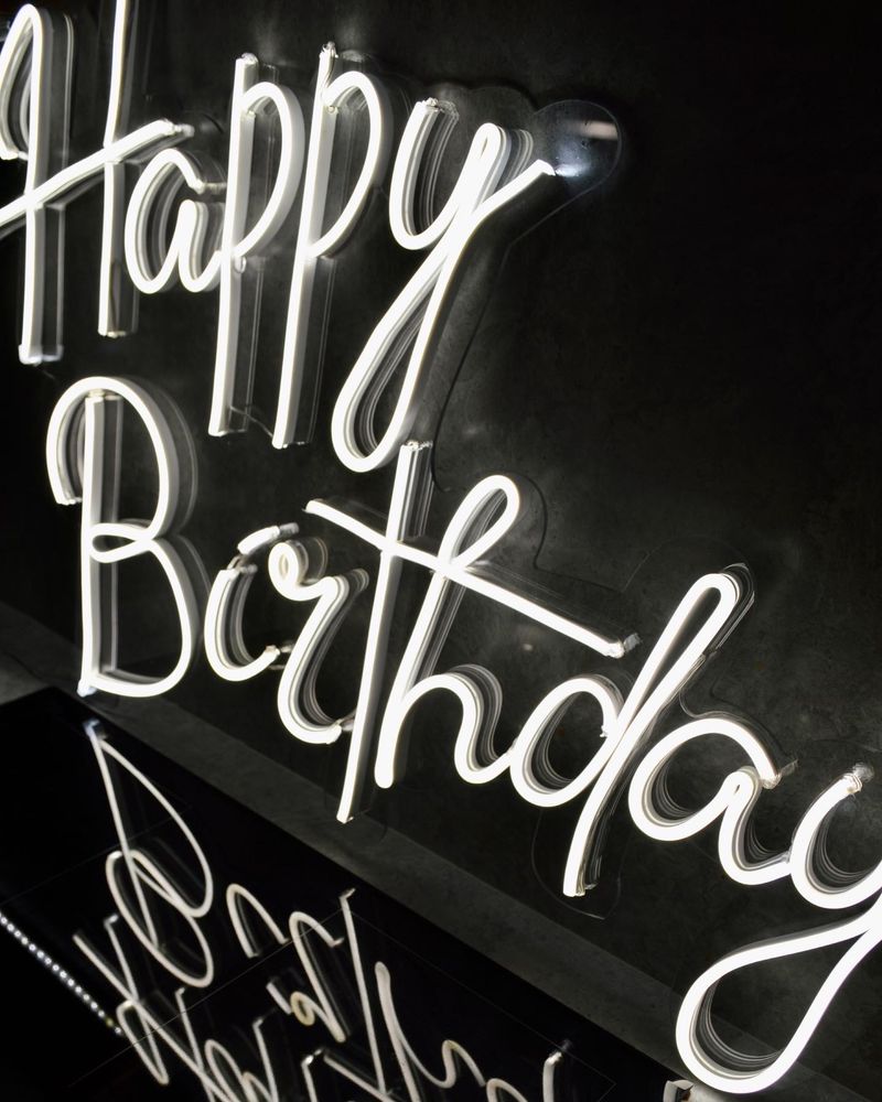 Neon, napis „Happy Birthday” 70x50, led, oświetlenie neonowe