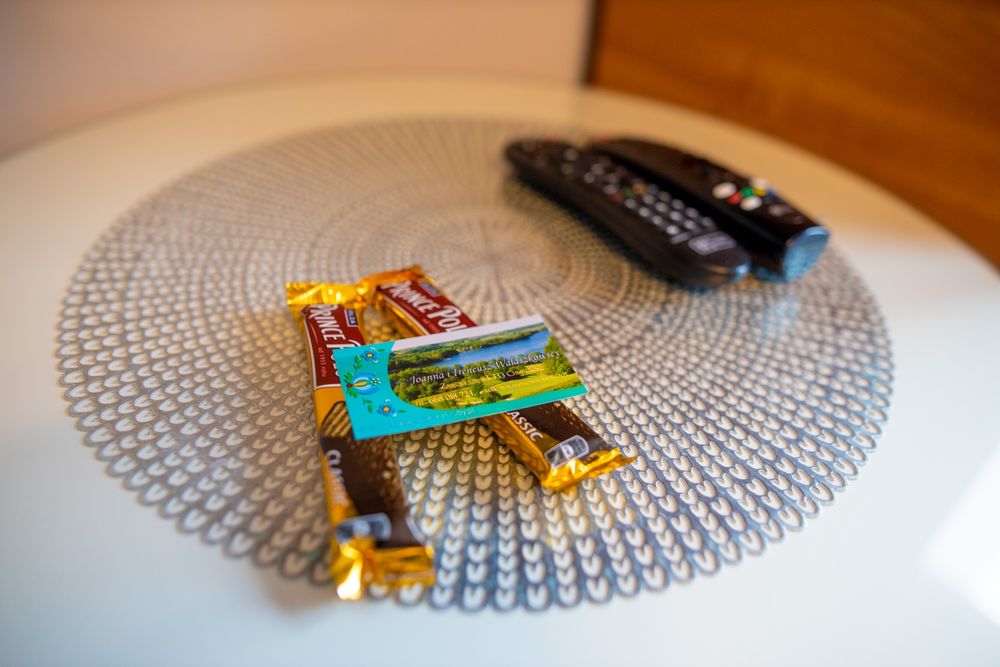 Pokoje z łazienkami i wyposażoną kuchnią w Chmielnie