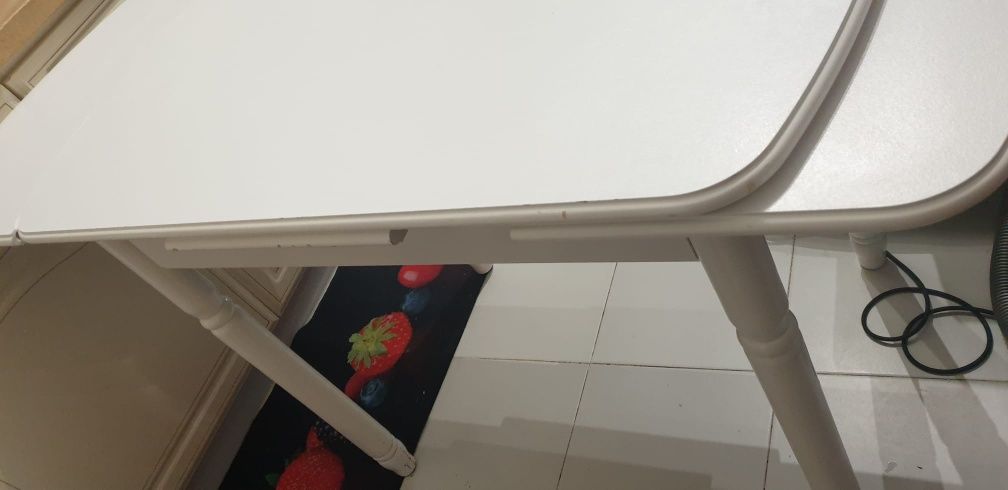 Mesa branca lacada com 2 cadeiras