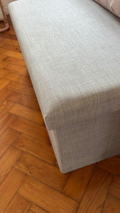 Arca banco cinza, com tampa almofadada.