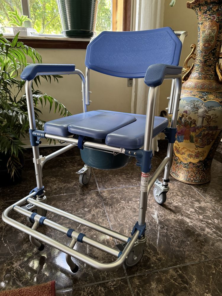 Cadeira de banho sanitária com pousa pés e vaso sanitário com rodas