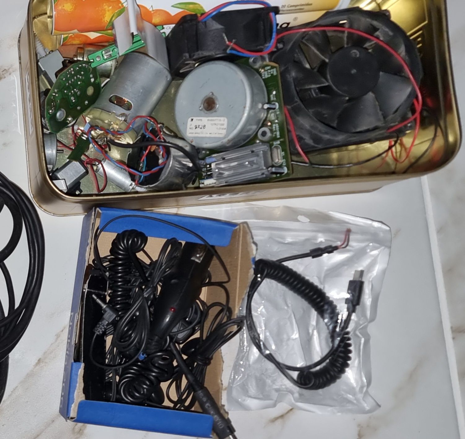 Milhares de componentes eletrónicos