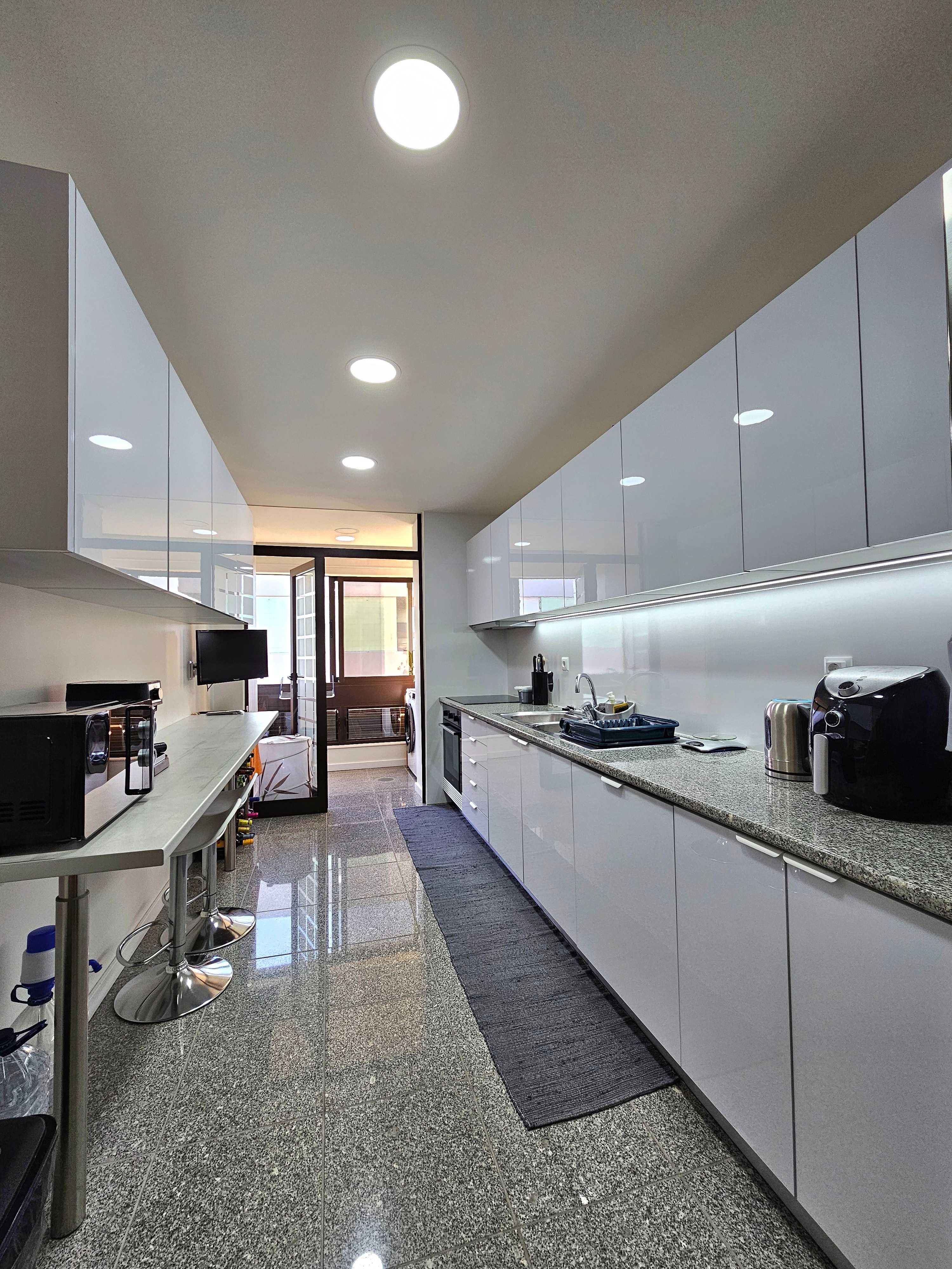 T2 Remodelado com Varanda, Garagem, Elevador – Castêlo da Maia