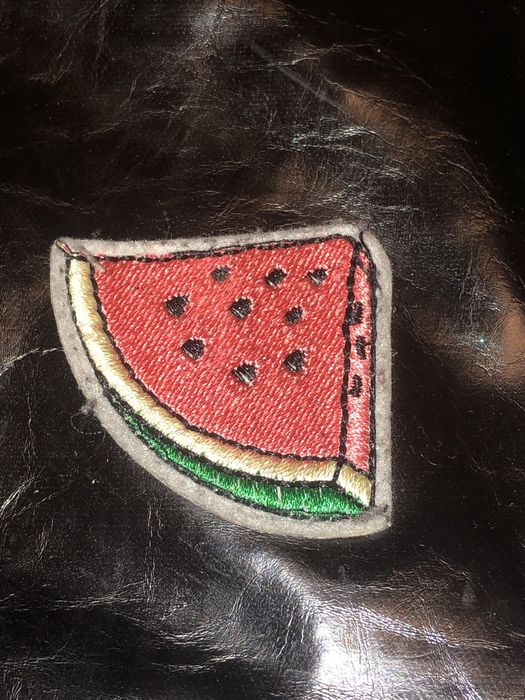 modny, skórzany worek na plecy z naszywkami