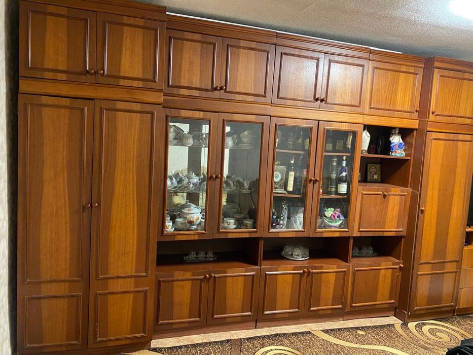 Продам велику стінку  (шафу для вітальні)