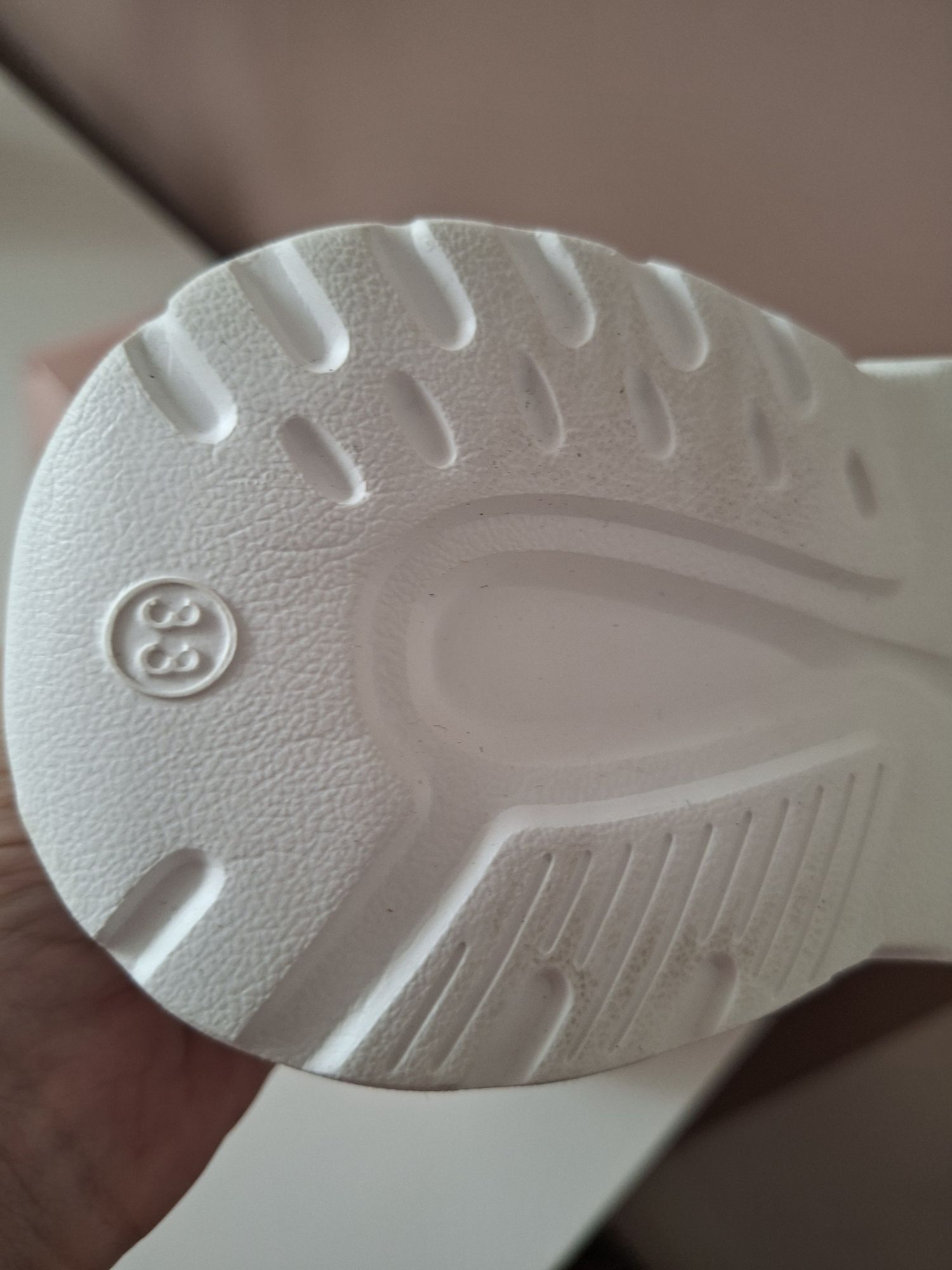 Sportowe buty dziewczęce r.33