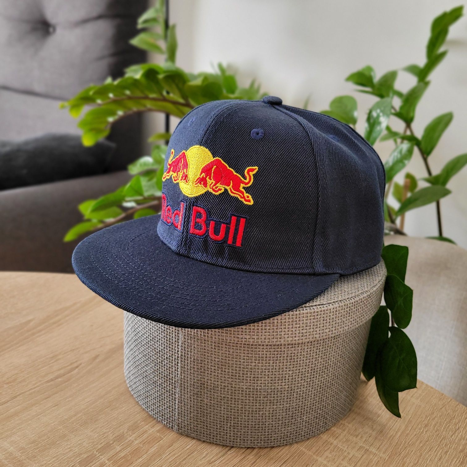 Czapka z daszkiem Red Bull.  Czapka z daszkiem snapback Red Bull