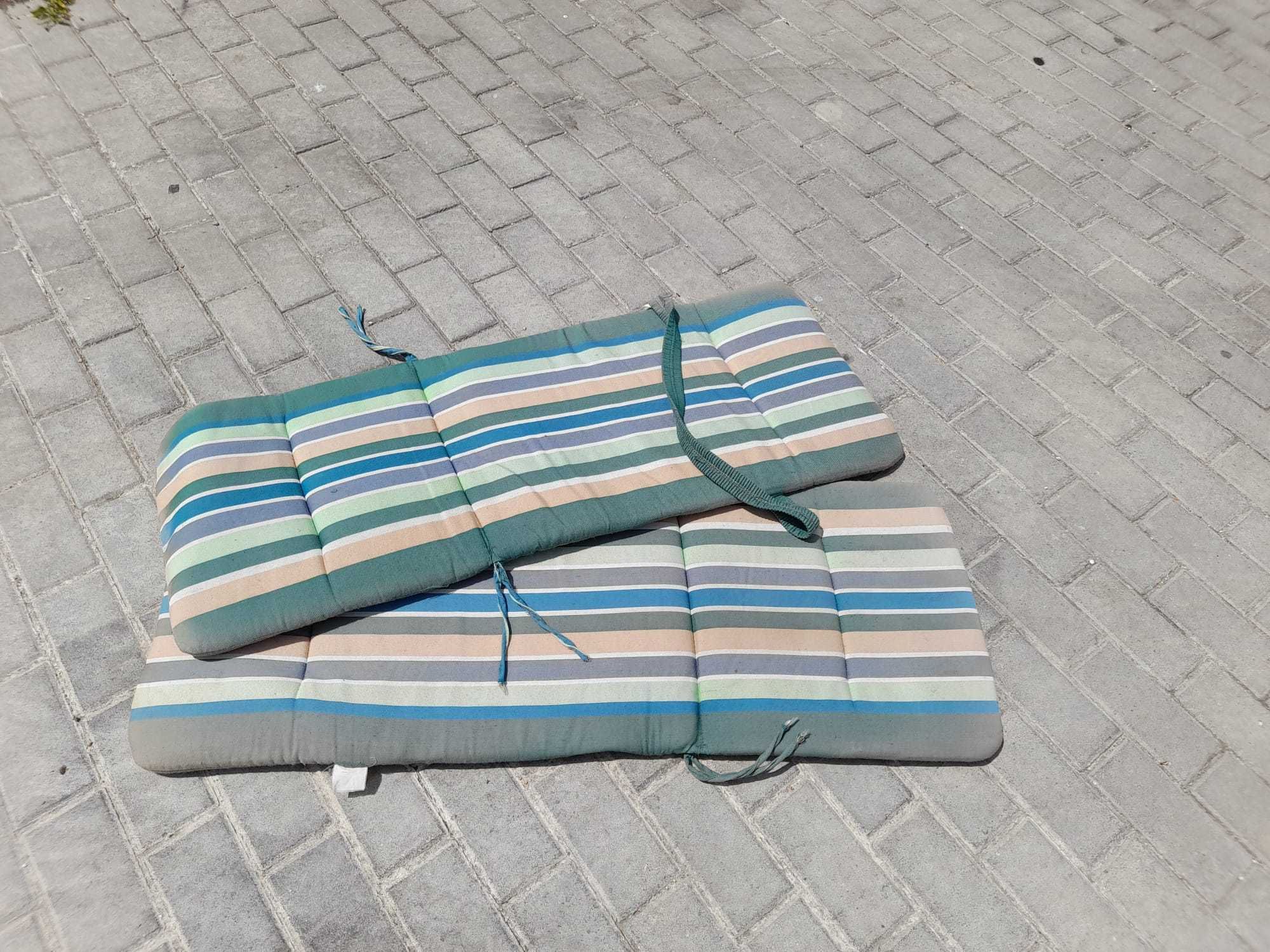 2 Cadeiras de jardim dobráveis/reclináveis + 2 colchões