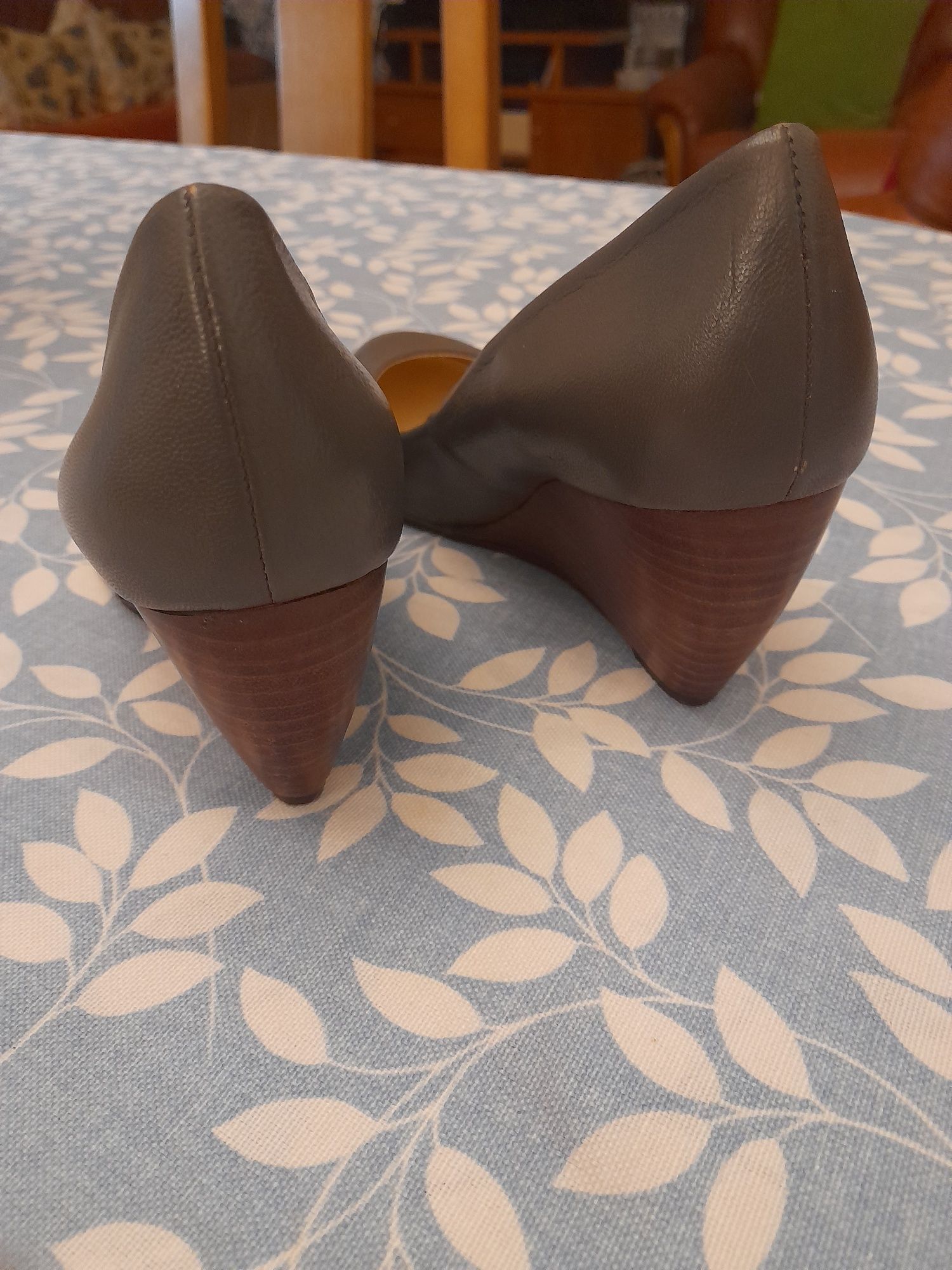 Sapatos cinzentos de pele de cunha tam.36