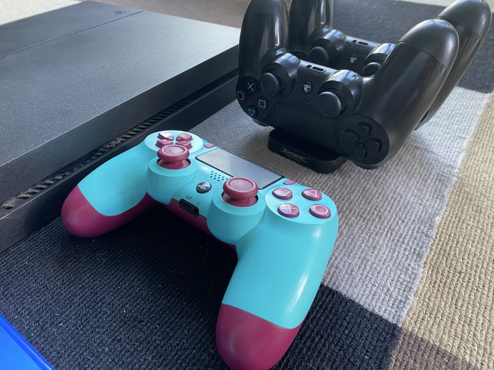 PS4 1TB + 3 pady + gry + stacja ładowania