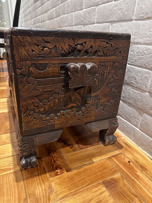 Arca em madeira trabalhada